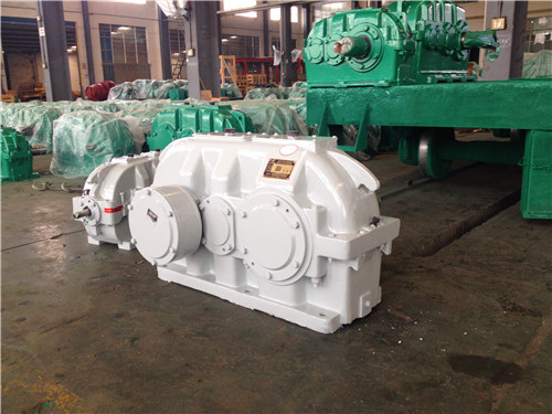 閉式齒輪減速機采用油浴潤滑時,如何判斷油位是否合適?